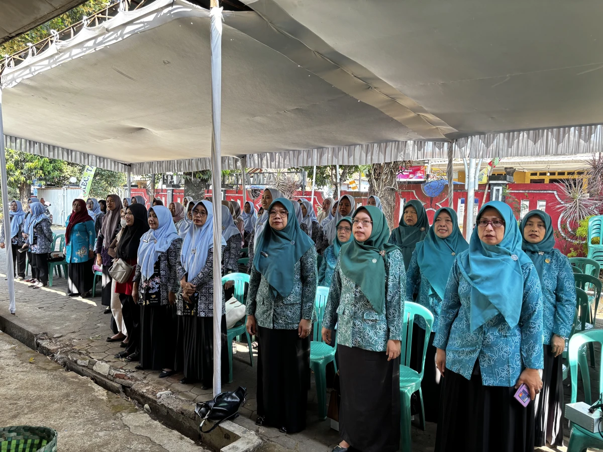 Menghadiri kegiatan lomba mewarnai oleh perwakilan anak anak TK se-Kec. Tahunan