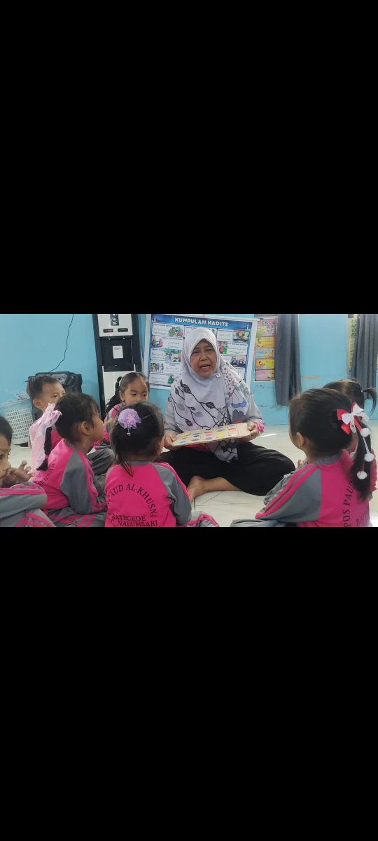 Mengenalkan warna bagi murid murid paud Ak Khusna 