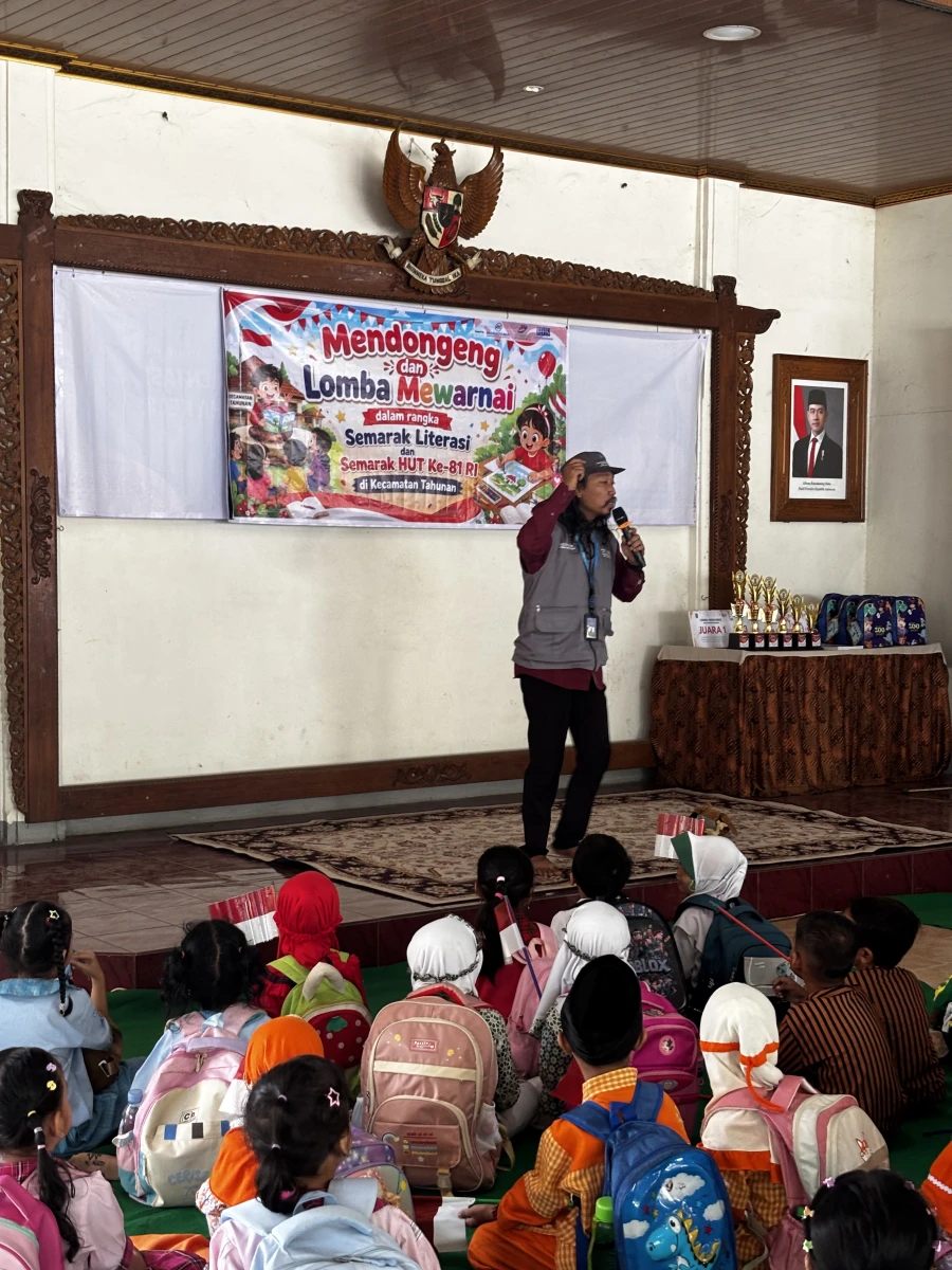 Menghadiri kegiatan mendengarkan dongeng oleh Den Hasan bersama dengan anak anak di Kecamatan Tahunan