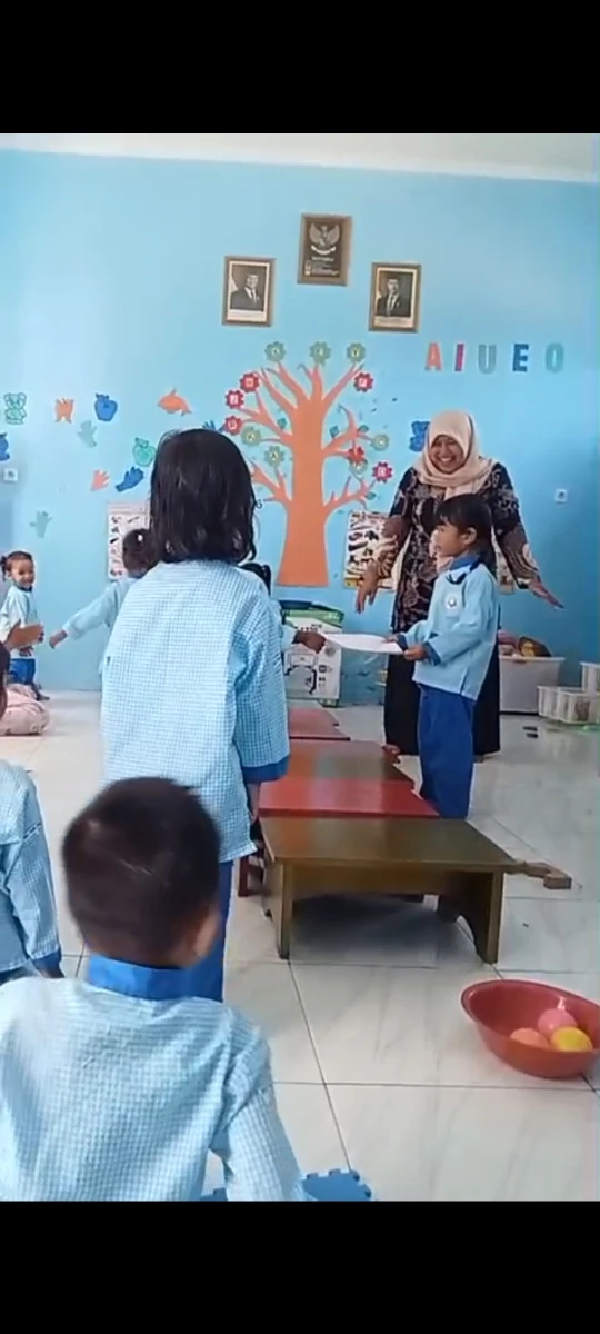 Mengajari anak paud  utk melatih motorik halus