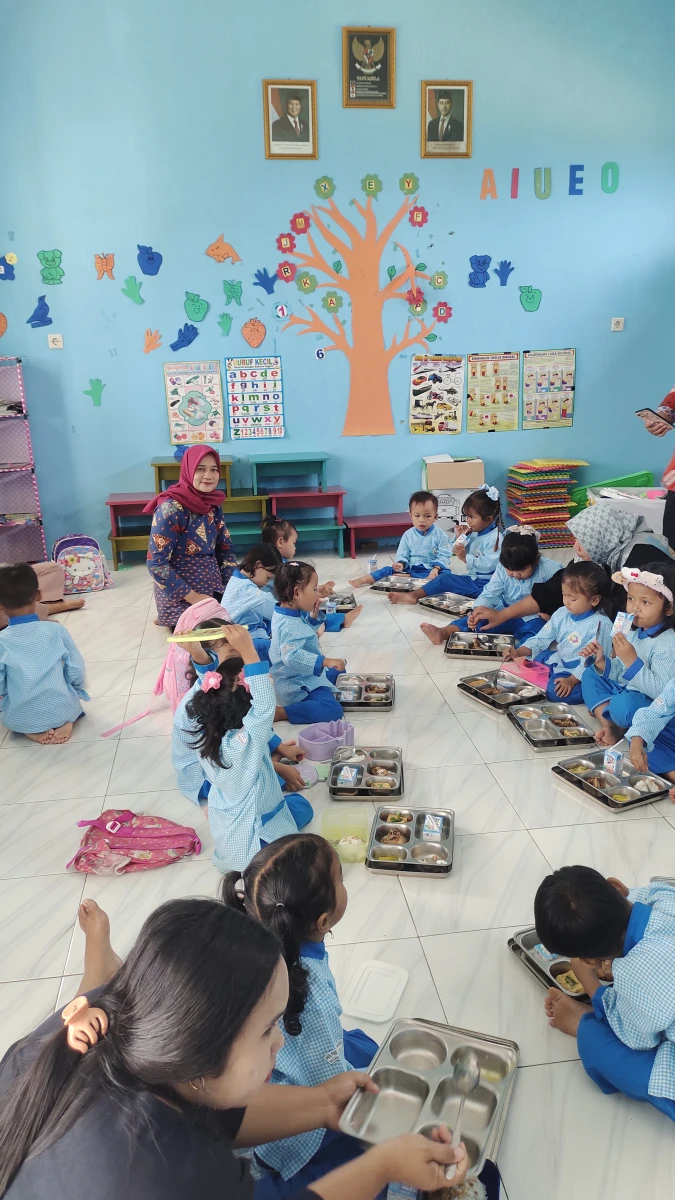 Makan bersama anak anak paud 