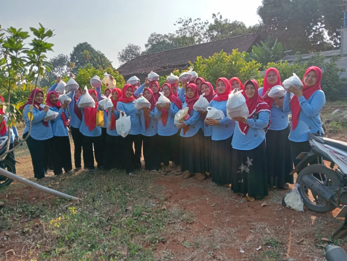Jalan Santai dan Tukar Kado PKK RW 04 Karanggondang, Pererat Kebersamaan dan Silaturahmi