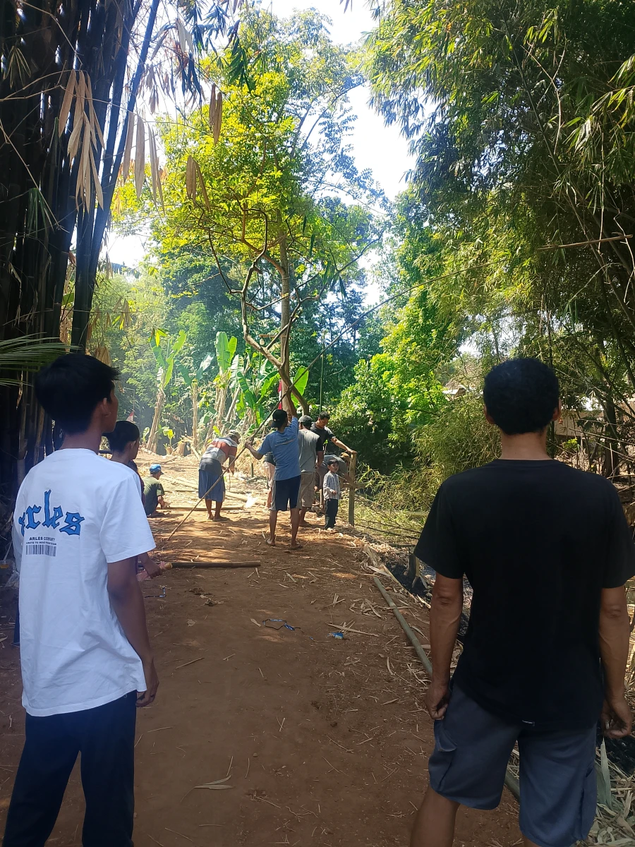 Hari jumat bersih kerja bakti di lingkungan RT1 RW 1 bersama pemdes Rau