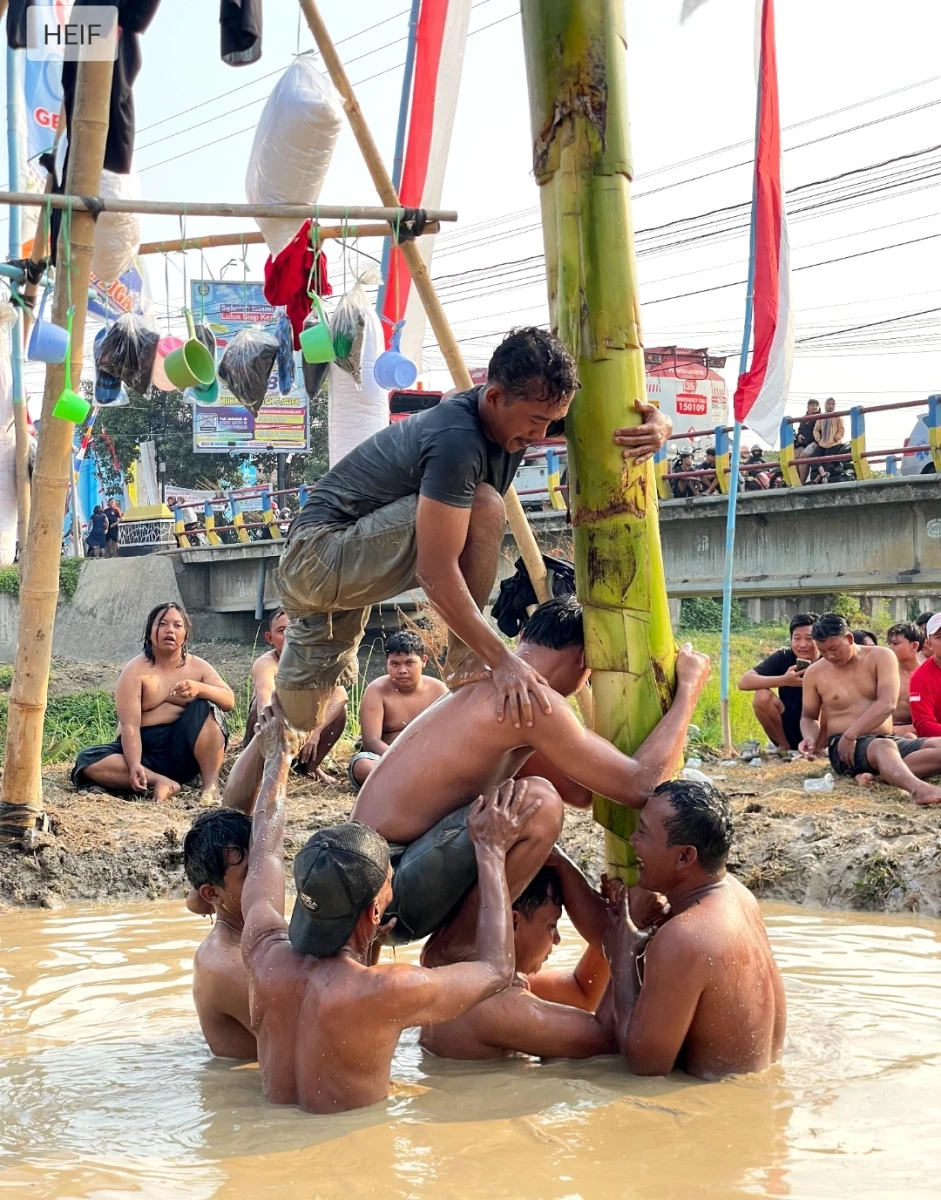 Lomba Panjat Pinang Rt 2 Rw 2 Desa Gedangan ( Semarak Kemerdekaan )