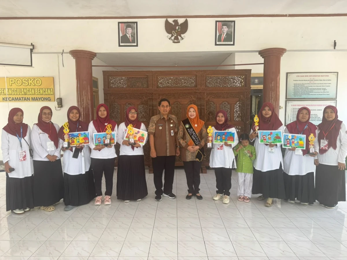 Warna-Warni Prestasi Anak Mayong, Para Juara Lomba Mewarnai HUT RI ke-81 Terima Penghargaan
