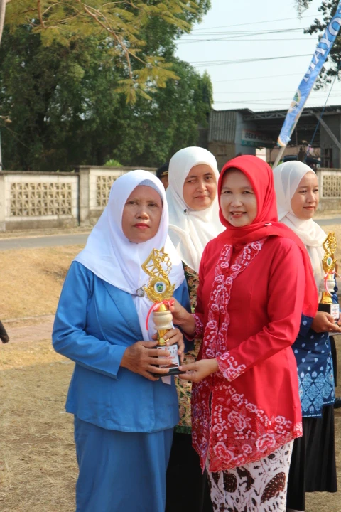 Momen Kemerdekaan Penuh Prestasi, Bunda PAUD Mayong Serahkan Piala Lomba Mewarnai