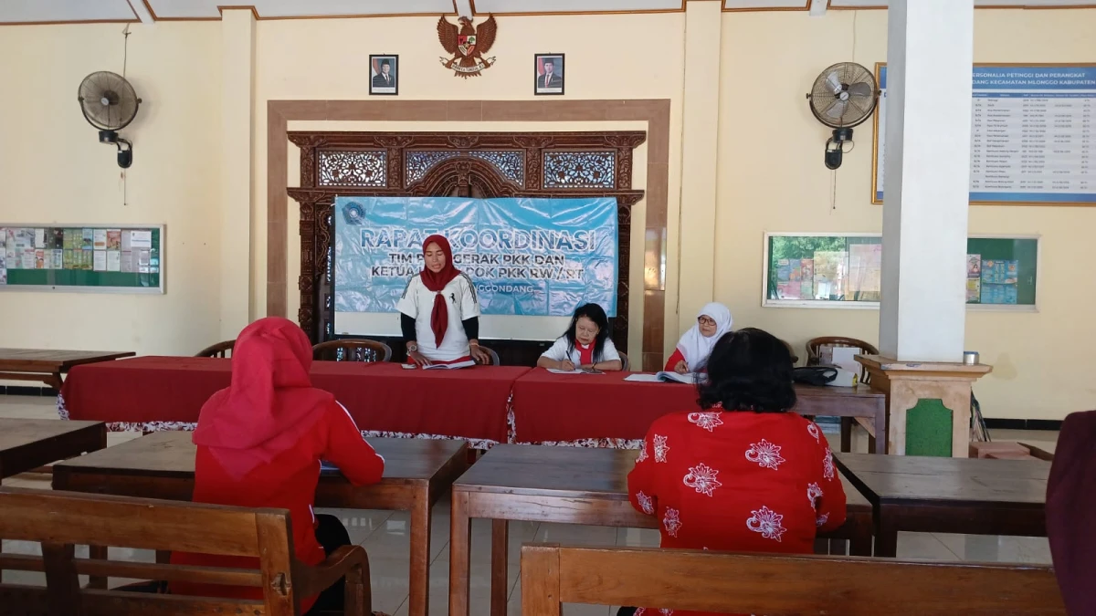 Rapat Koordinasi TP PKK Desa Karanggondang Diwarnai Aneka Lomba dan Pembagian Doorprize