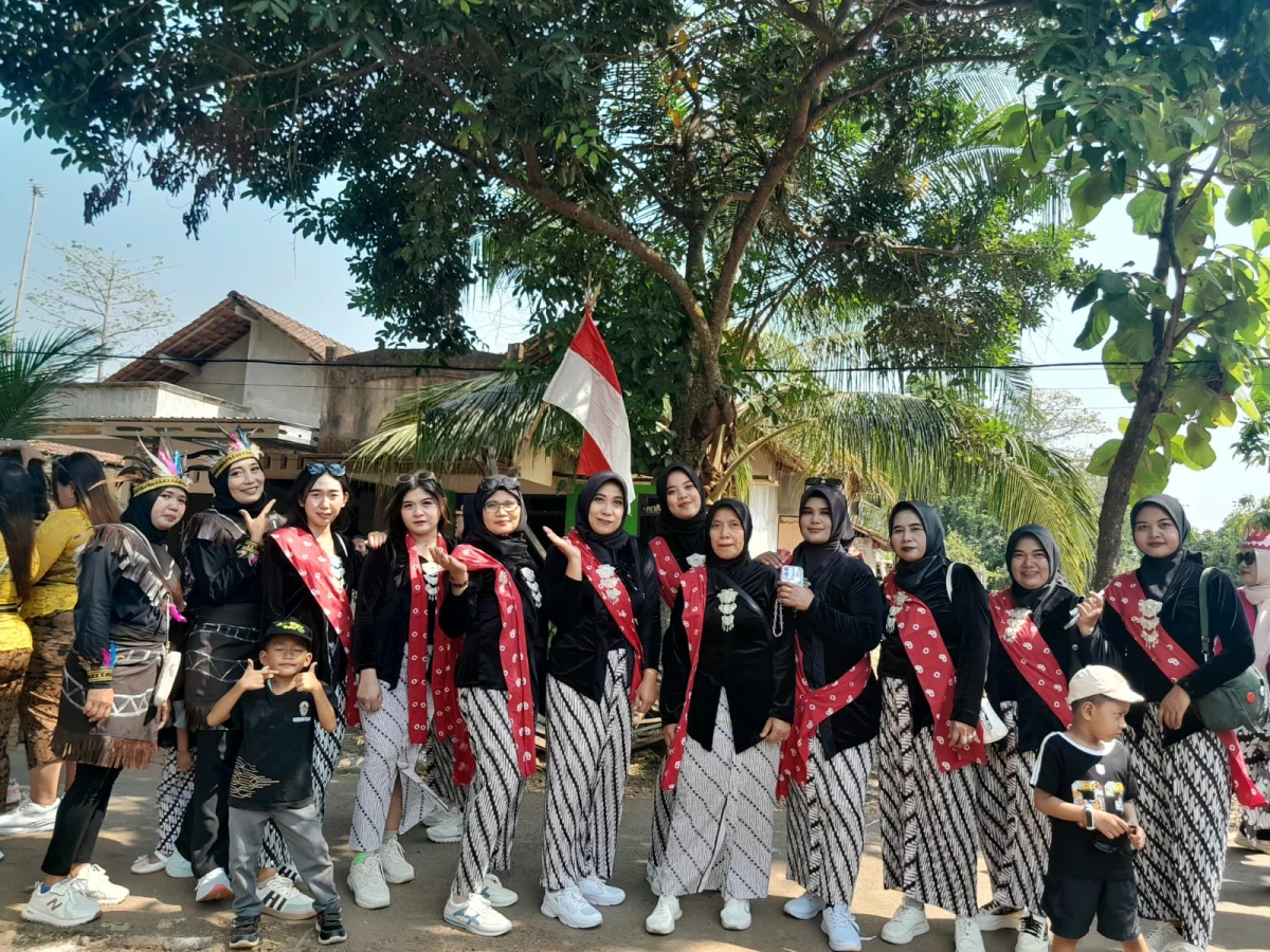 PKK RT 07/RW 07 Karanggondang Meriahkan Karnaval Tingkat RW dalam Rangka HUT ke-81 Kemerdekaan RI