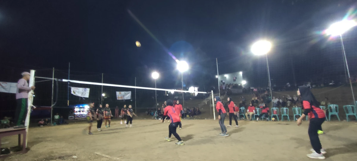 PERTANDINGAN BOLA VOLI ANTARA ISTRI PERANGKAT DENGAN PENGURUS PKK DESA BANYUMANIS