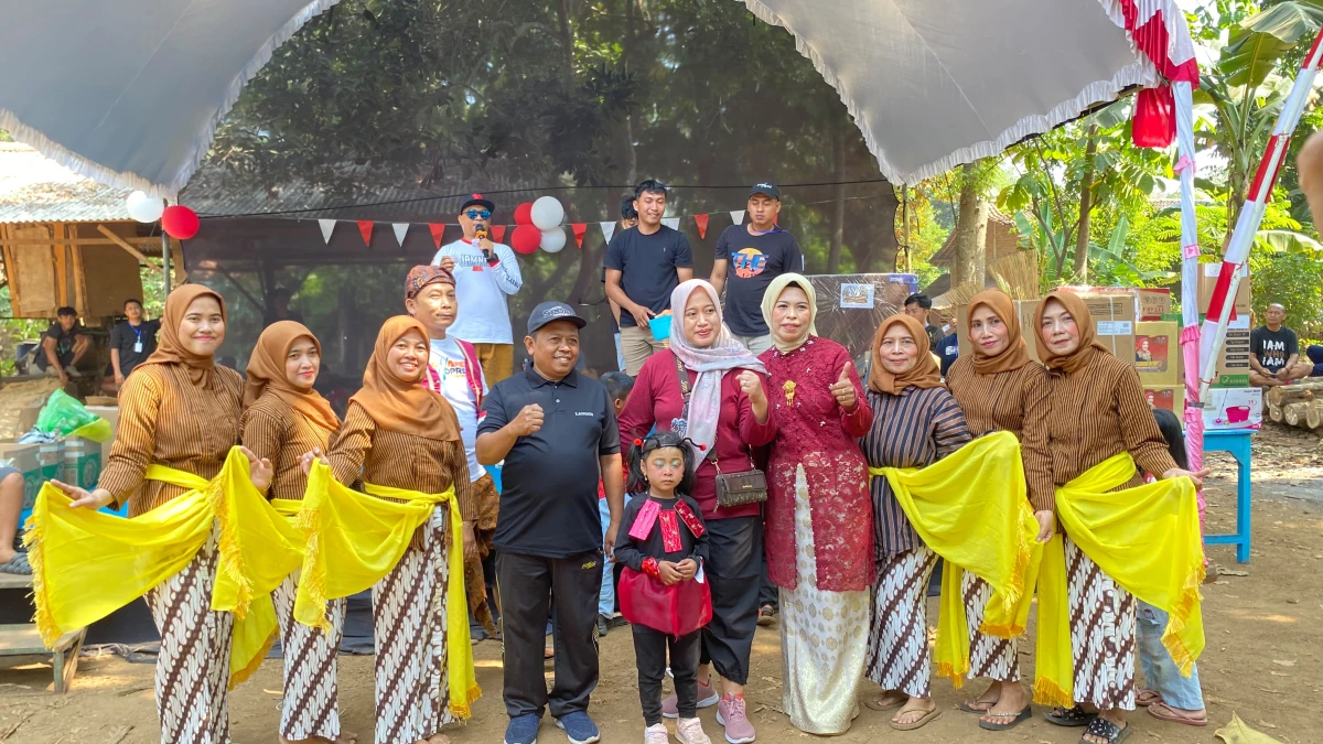 kunjungan Kegiatan bapak petinggi dan ibu ketua Tp.pkk desa Langon ke rt 05 dalam rangka memeriahkan acara HUT RI ke 81