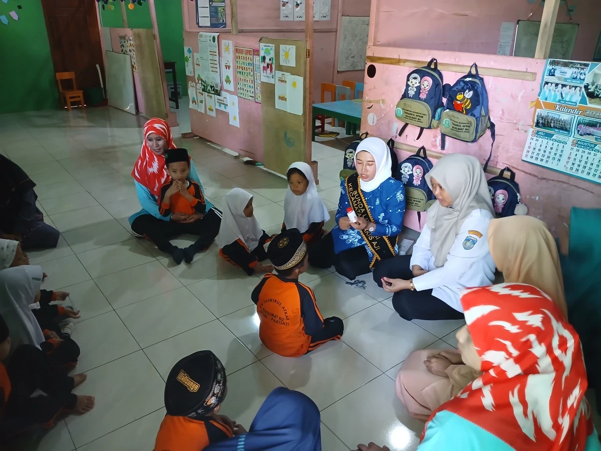 Pemberian Vitamin A dan Obat Cacing di KB Aswirul Afkar NU Muslimat