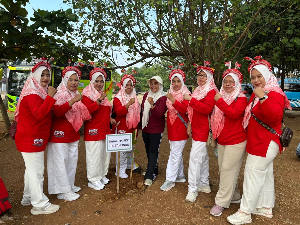 Gerakan penanaman pohon oleh ketua TP. PKK DESA SE KECAMATAN TAHUNAN