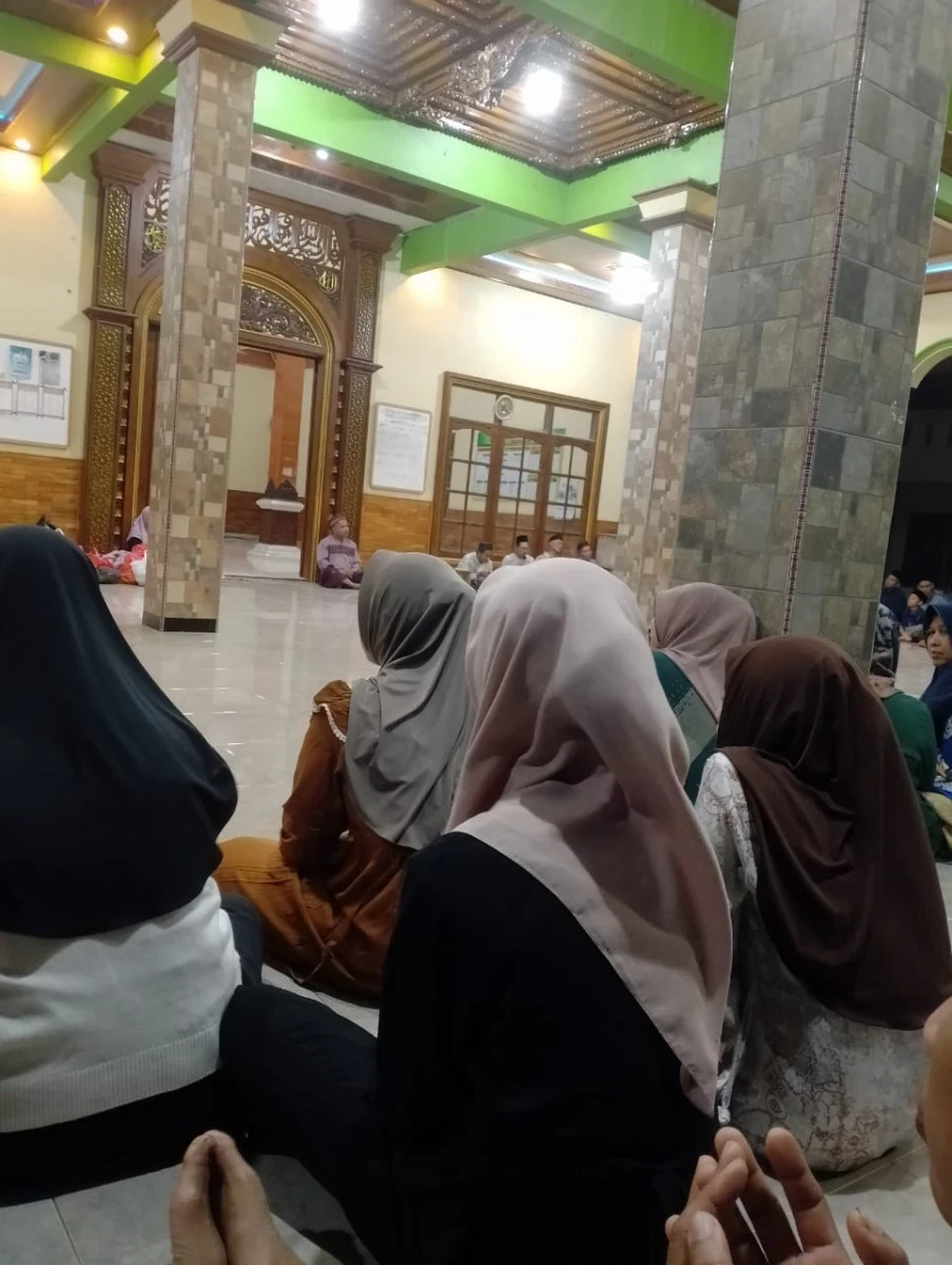 PKK RT 03/RW 05 Karanggondang Peringati Maulid Nabi Muhammad SAW di Masjid Kalimasyada
