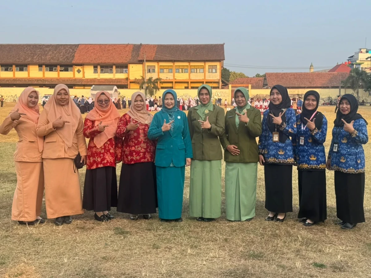 Khidmat di Senja Kemerdekaan, Ketua TP PKK Kecamatan Mayong Hadiri Upacara Penurunan Bendera Merah Putih