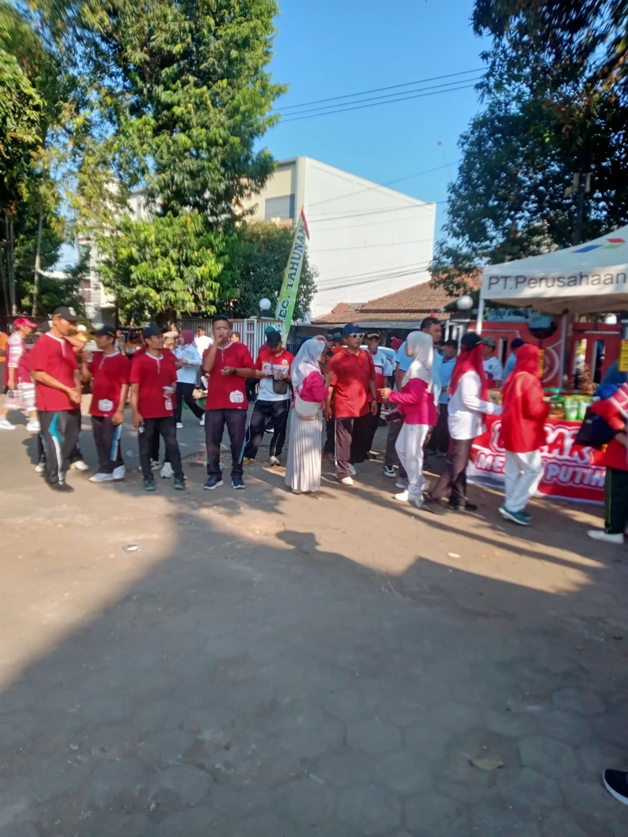 Tp.pkk desa platar menghadiri acara senam dan jalan sehat di kecamatan Tahunan 