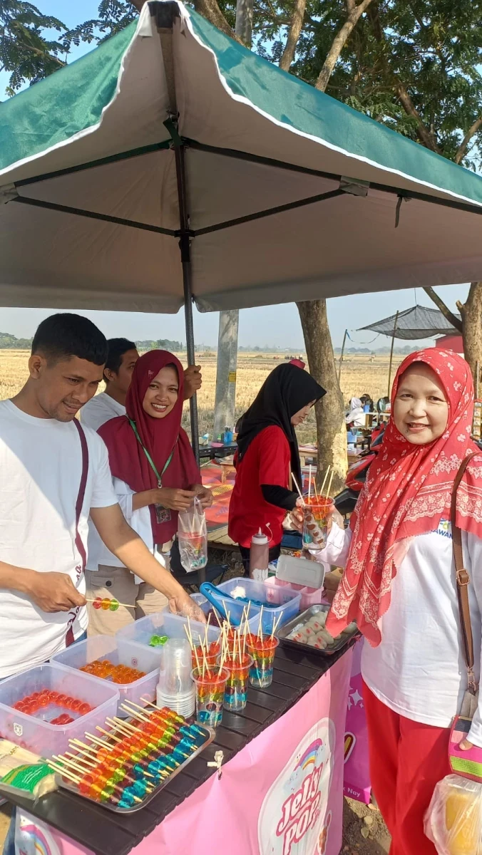 Merah Putih di Tengah Sawah, Ketua Dekranasda Mayong Nglarisi UMKM KATES Tigajuru