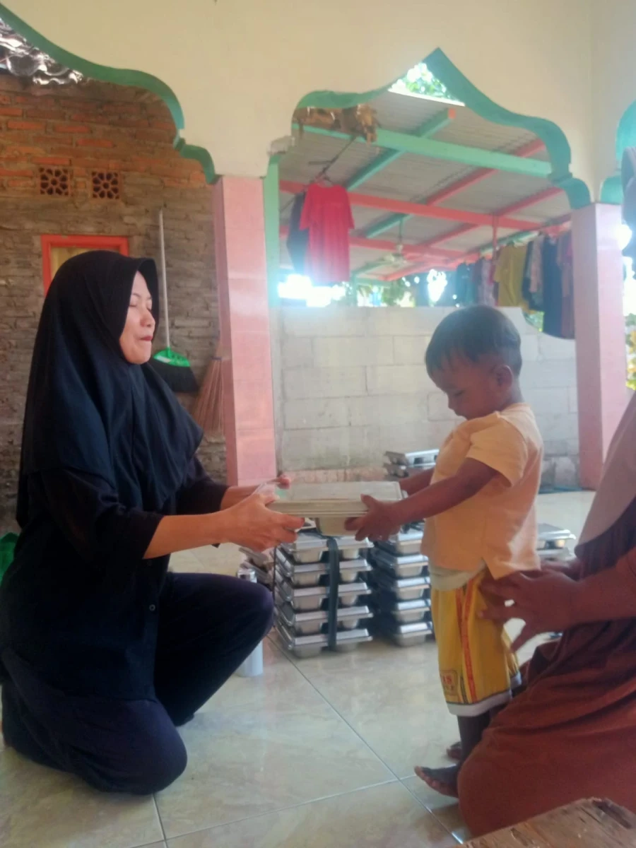 PEMBERIAN MBG DI   RT 15 DAN 16