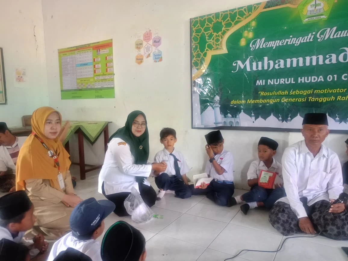 Lindungi Tumbuh Kembang Anak, Ketua TP PKK Desa Clering Bersinergi dengan Bidan Desa Bagikan Tablet Obat Cacing 