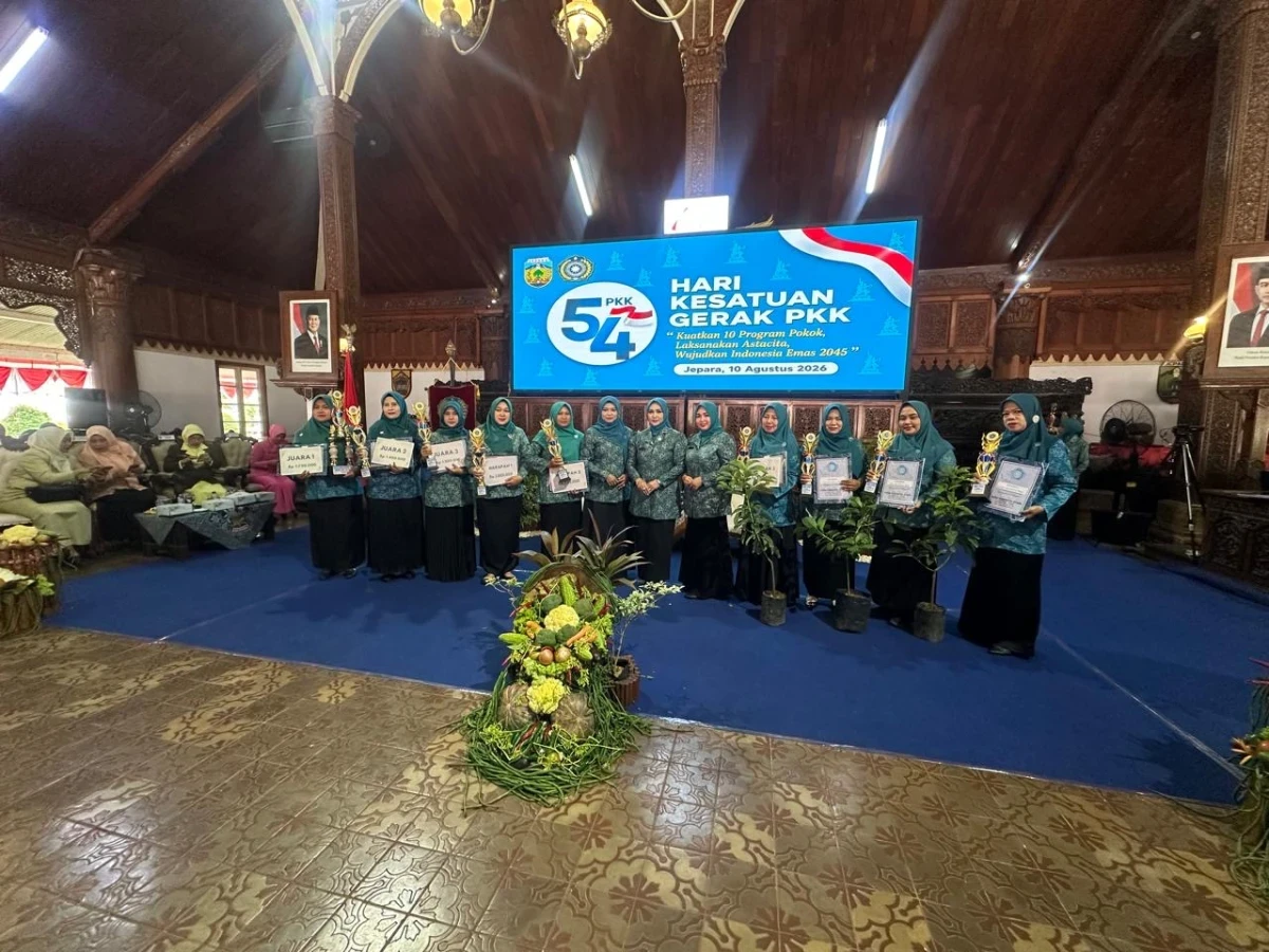 Penyerahan hadiah Lomba Aku Hatinya PKK kategori Demplot Memenuhi syarat