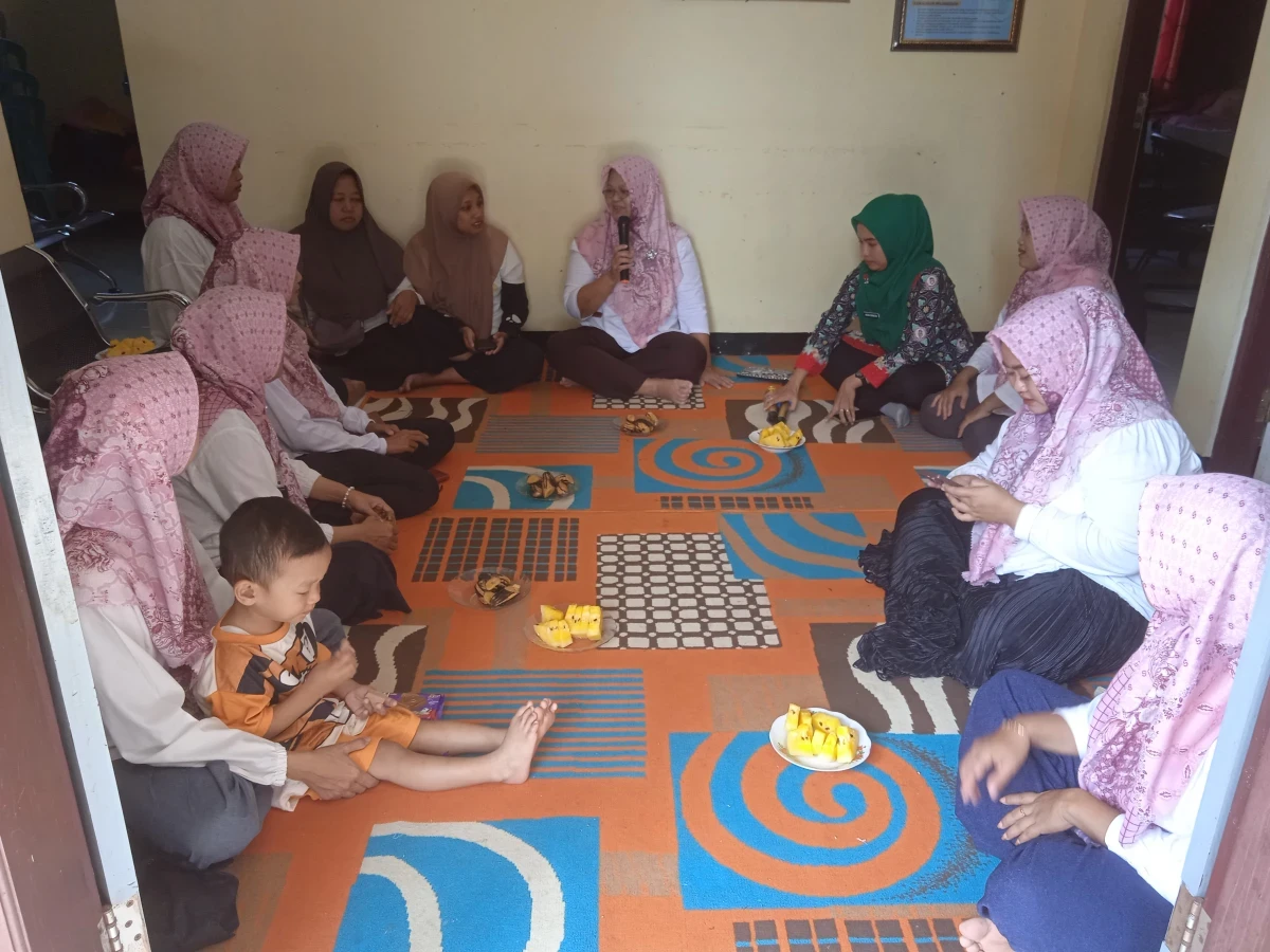 Pertemuan kader posyandu Desa Ngetuk
