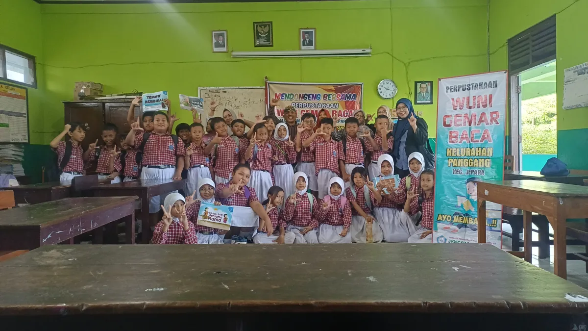 Mendongeng bersama perpustakaan'WUNI GEMAR BACA'untukmeningkatkan literasi anak