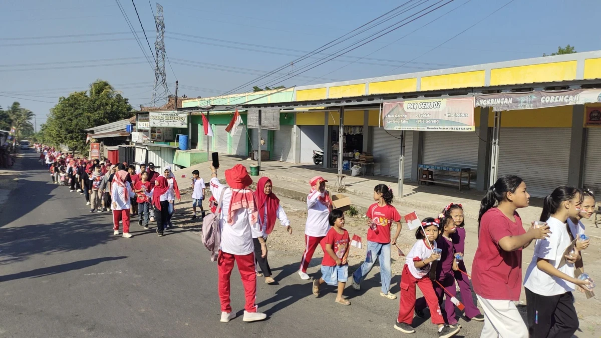 Jalan santai PKK RT dan dawis. 