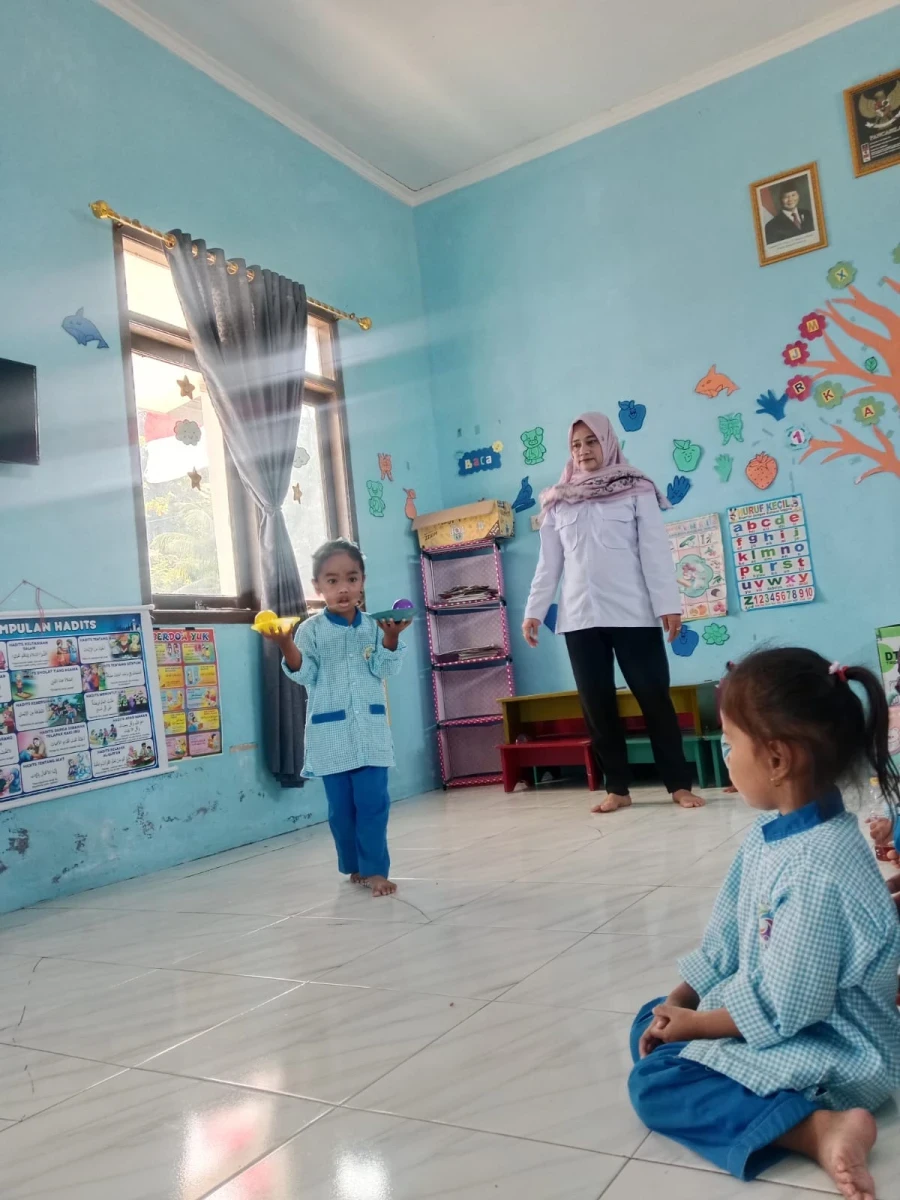 Lomba membawa balon dengan 2 piring 