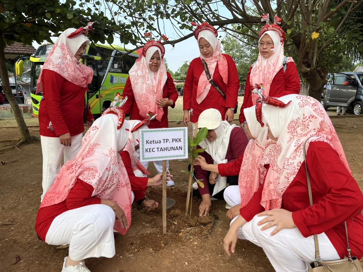 Penanaman Pohon dalam rangka HKG PKK gerakan PKK anti mager