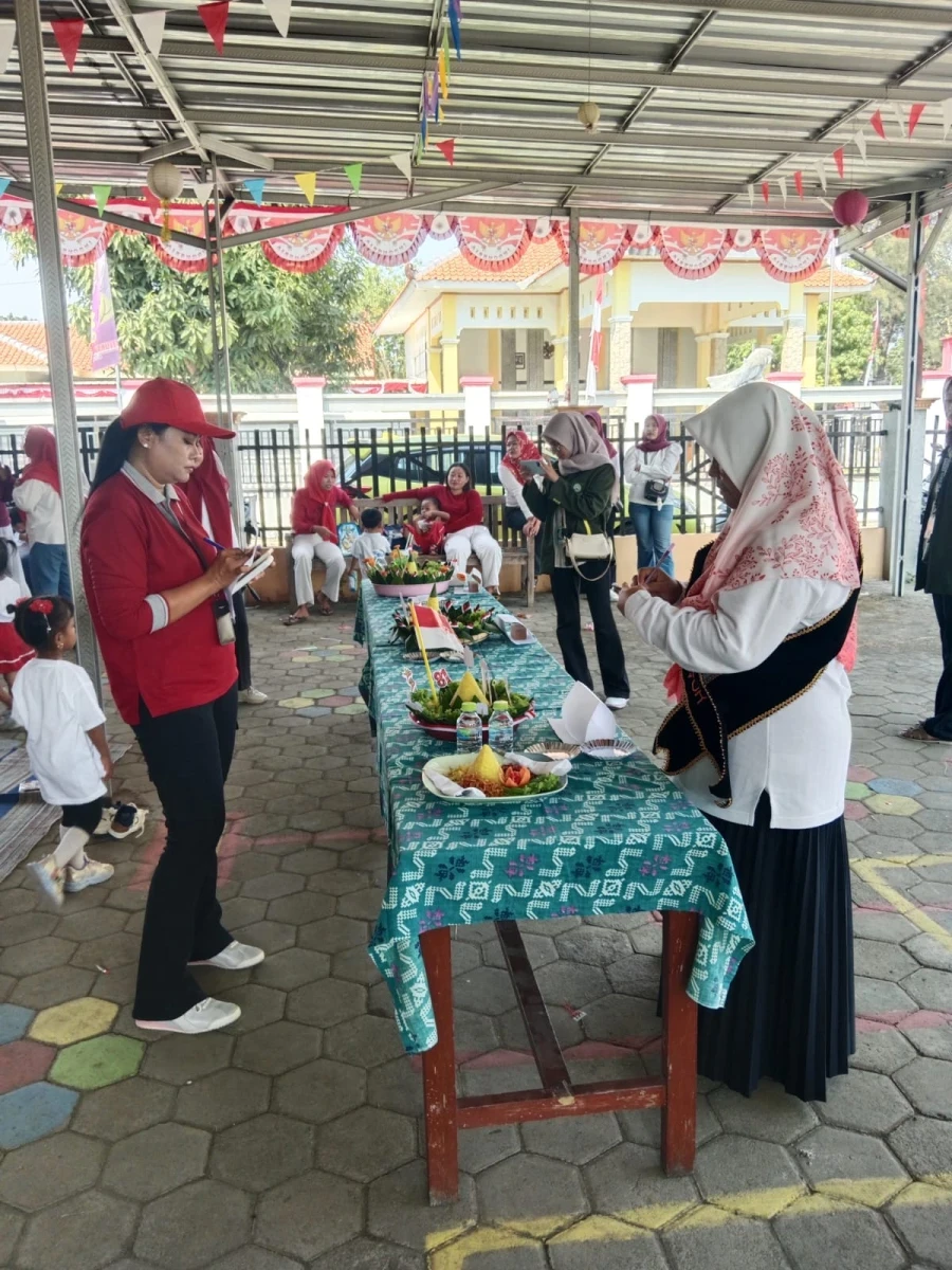 Ketua TP PKK Desa Telukawur Jadi Juri Lomba Masak Tumpeng di Pos PAUD Kartini