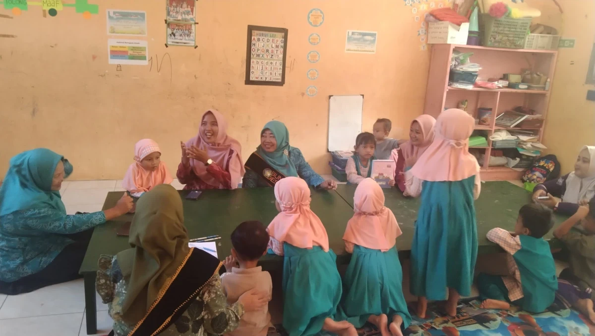 Membersamai kegiatan belajar mengajar di TK/ paud as Syafi'iyah desa oecapi