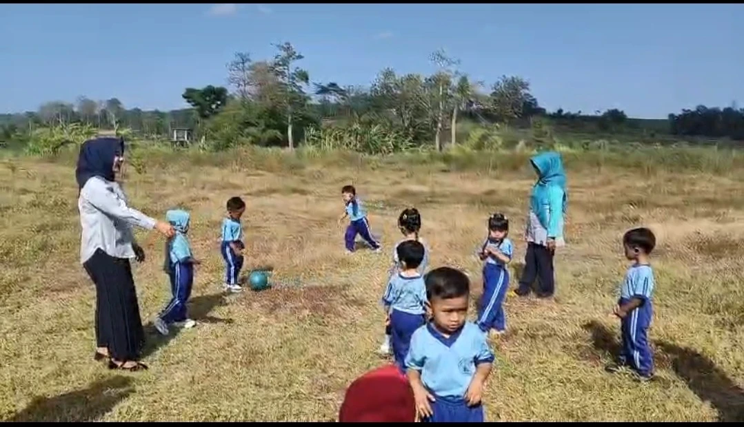 Keseruan Anak Pos PAUD Tunas Kalingga Keling Bermain Lempar, Tangkap Bola 