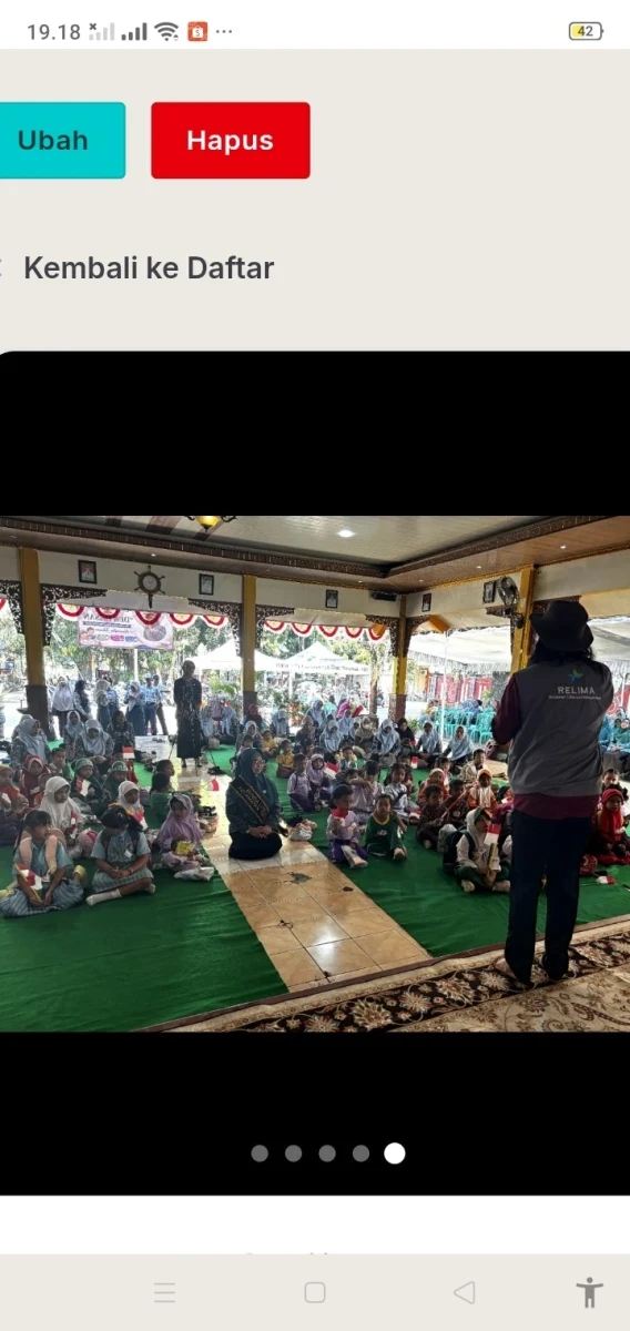 MENDENGARKAN DONGENG BERSAMA DEN HASAN