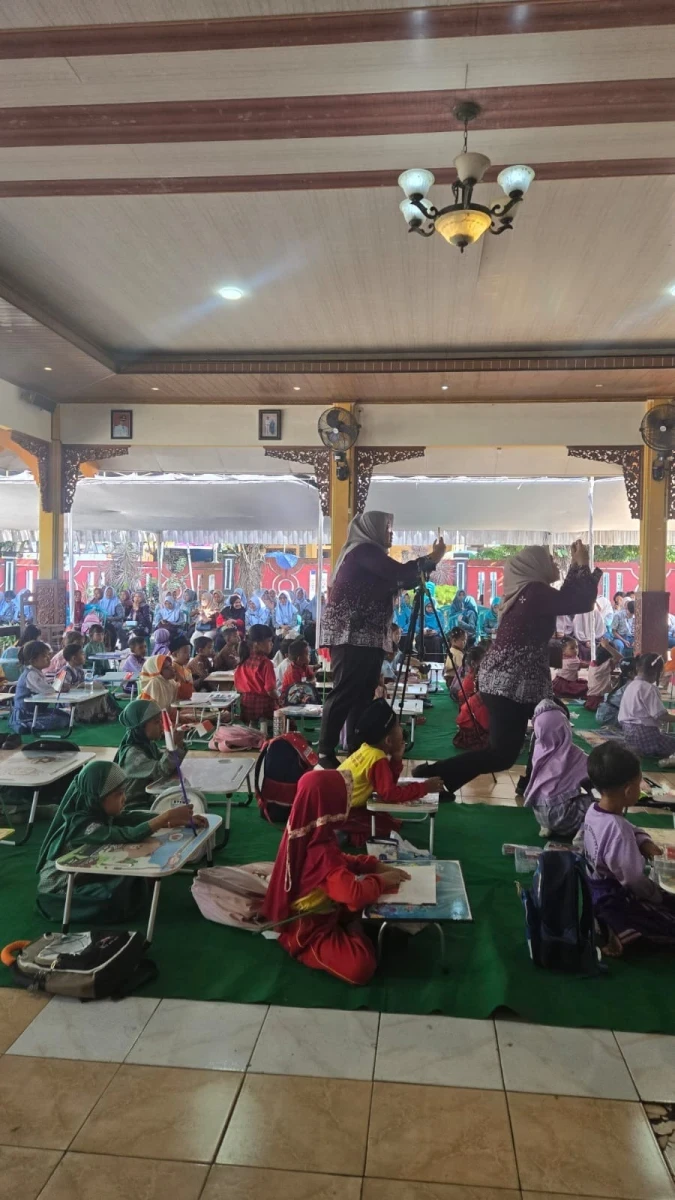 Menghadiri LOMBA mewarnai tingkat TK di pendopo kecamatan Tahunan 