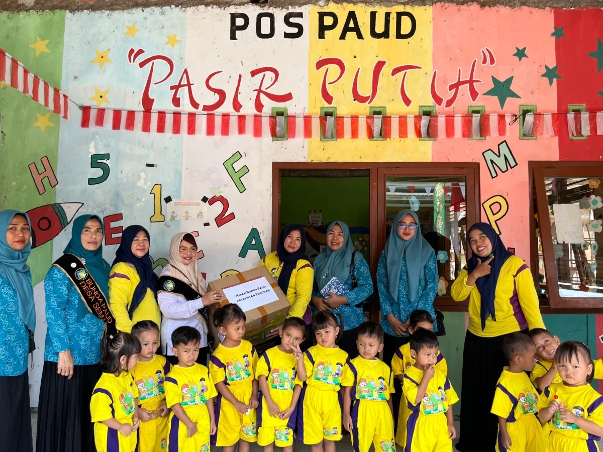 Pemberian hibah APE untuk paud pasir putih