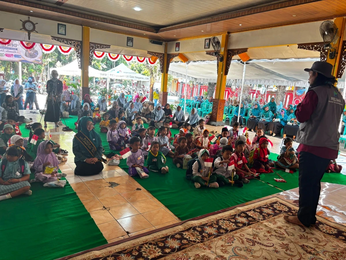 Menghadiri kegiatan Mendengarkan Dongeng oleh Den Hasan bersama  dengan anak-anak