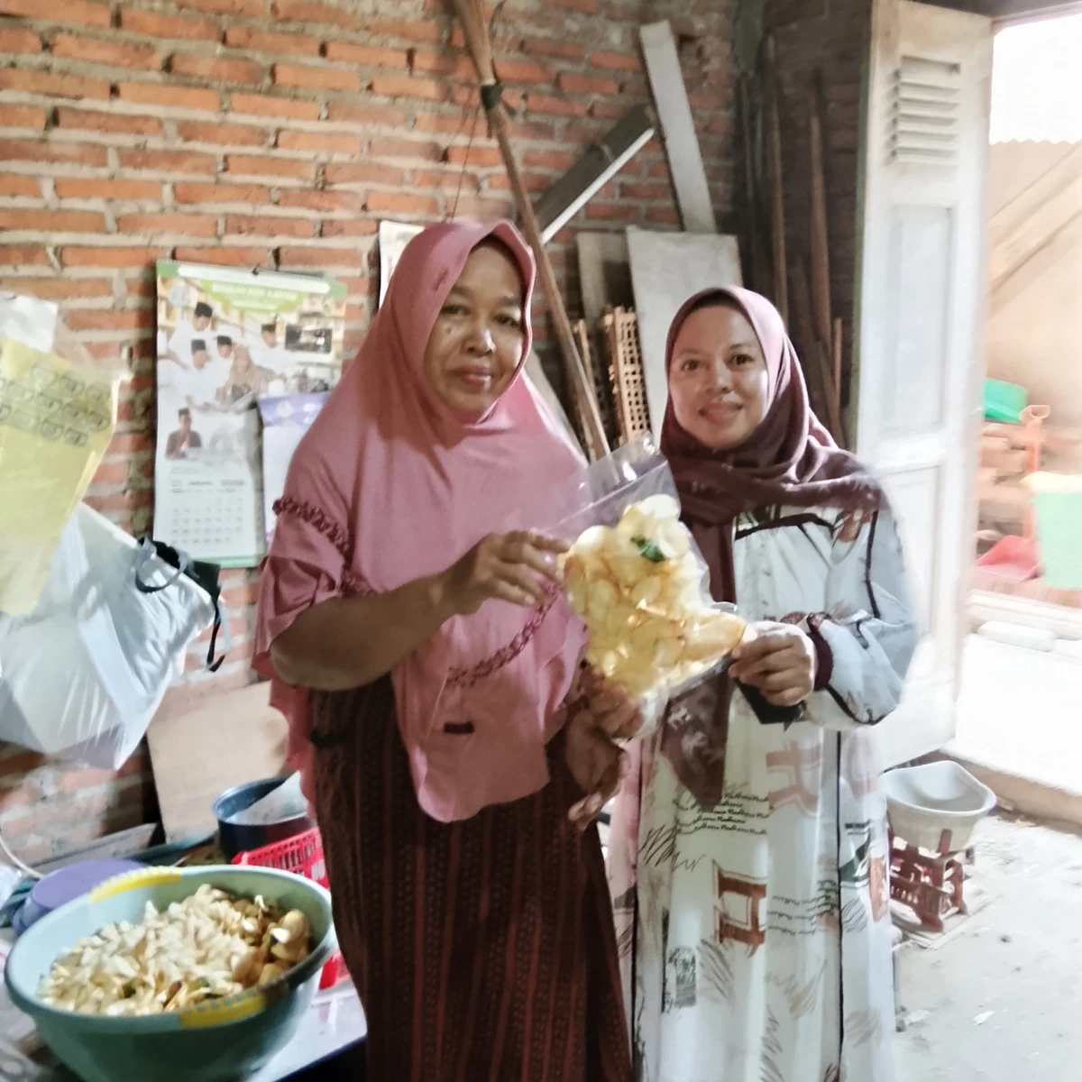 Pemantauan ke UMKM pembuatan keripik singkong daun jeruk tahap pembuatan sertifikasi halal oleh petugas sertifikasi halal 