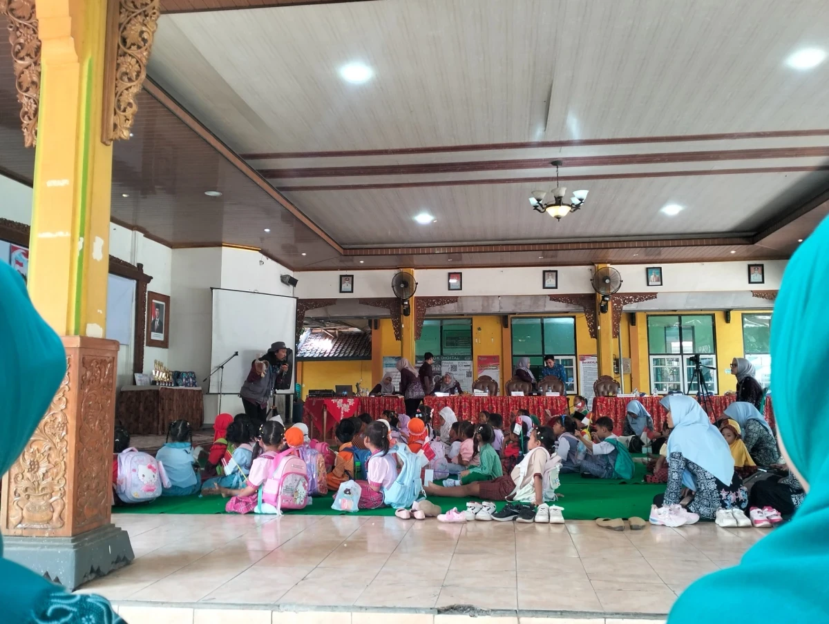 Peran bunda paud & bunda literasi serta TP-PKK Pokja 1 kecamatan tahunan untuk mendengarkan dan mendongeng pada anak paud