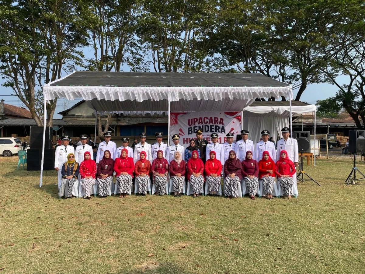TP-PKK menghadiri upacara Bendera 17 Agustus 1945 bersama forkopicam kecamatan tahunan didesa Demangan.