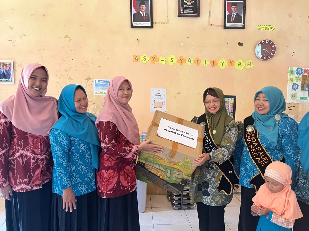 Pemberian bantuan APE untuk KB As safiyah Kecapi