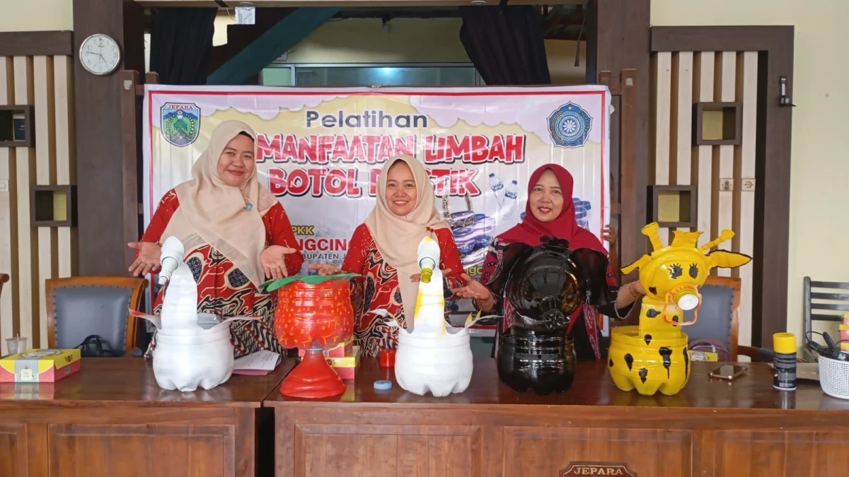 Pelatihan pemanfaatan limbah botol plastik pokja 2 pkk desa Kedungcino
