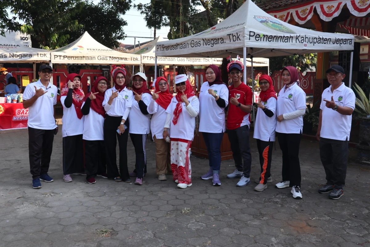 Mengikuti kegiatan Jalan Sehat peringatan HUT RI tingkat Kecamatan Tahunan