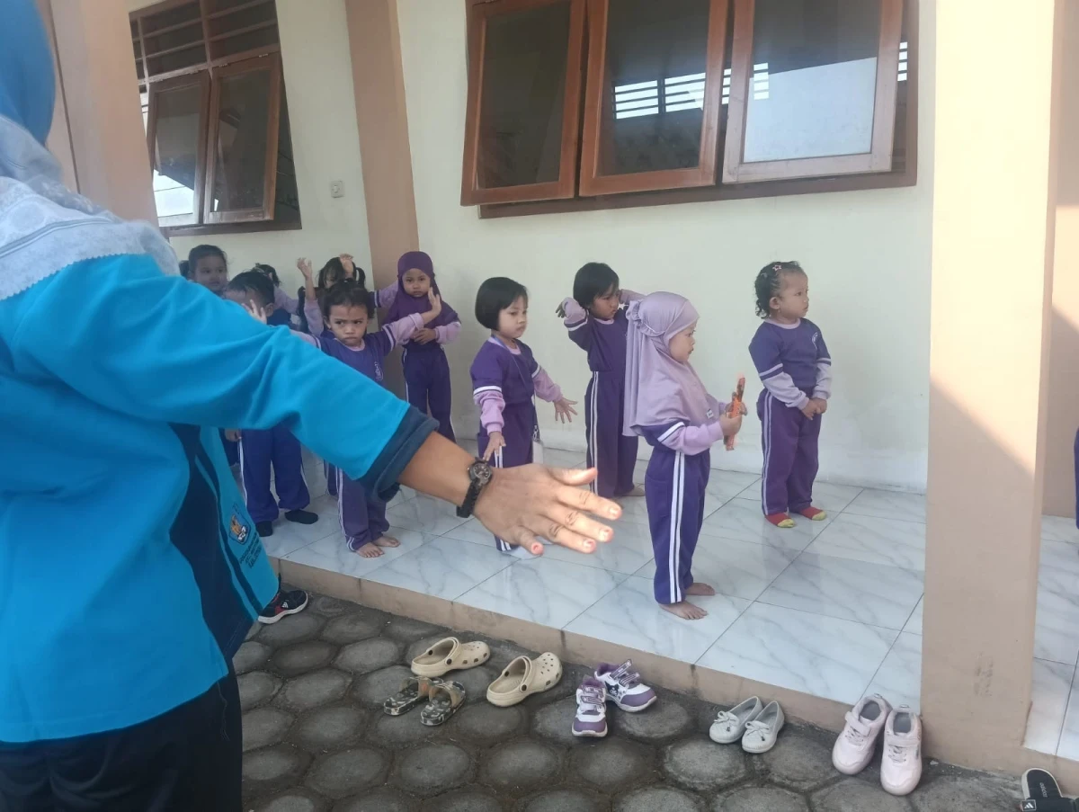 Senam sehat bersama anak di pos paud kasih bunda datar 