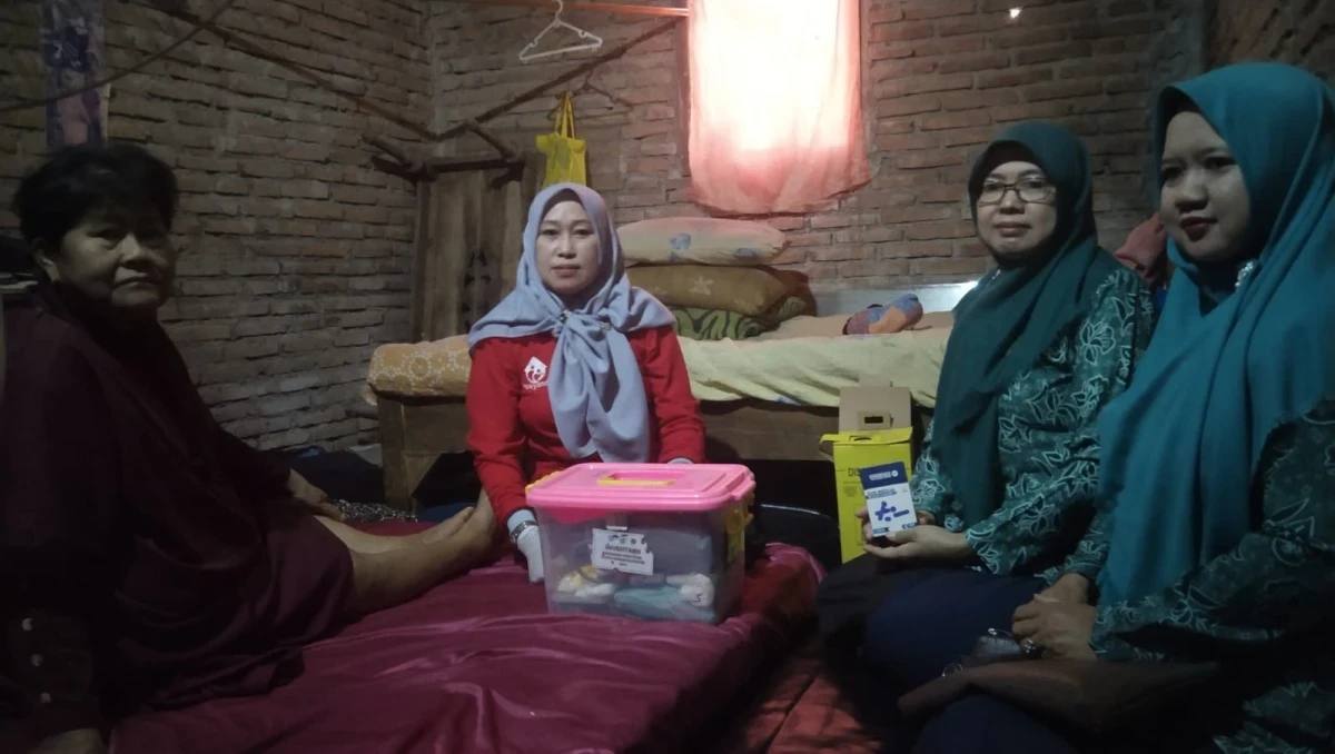 Ketua tp PKK desa visitasi ke peserta posyandu lansia desa kecapi 