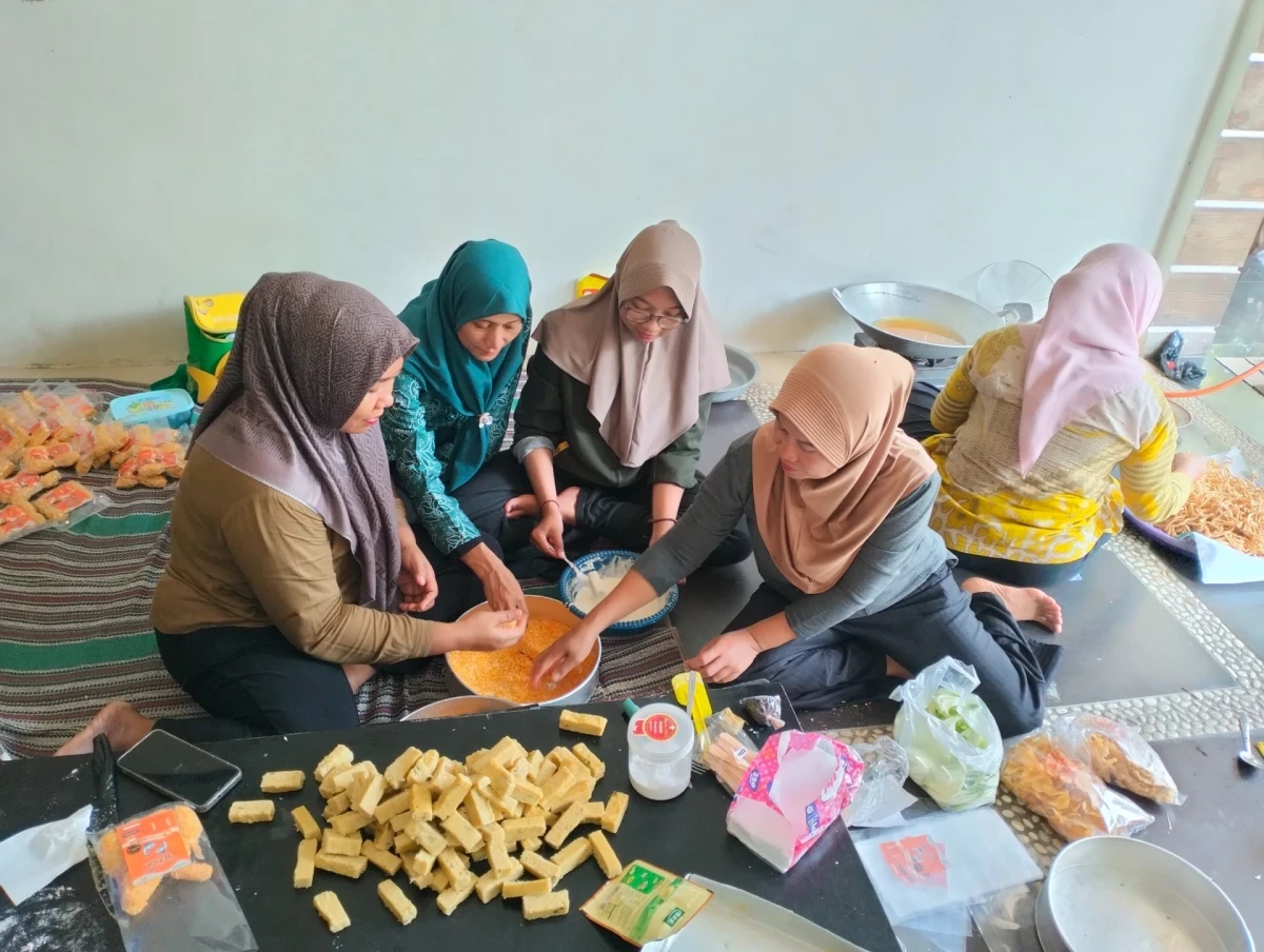 Melakukan kegiatan memasak produk unggulan UMKM kube lestari desa semat  