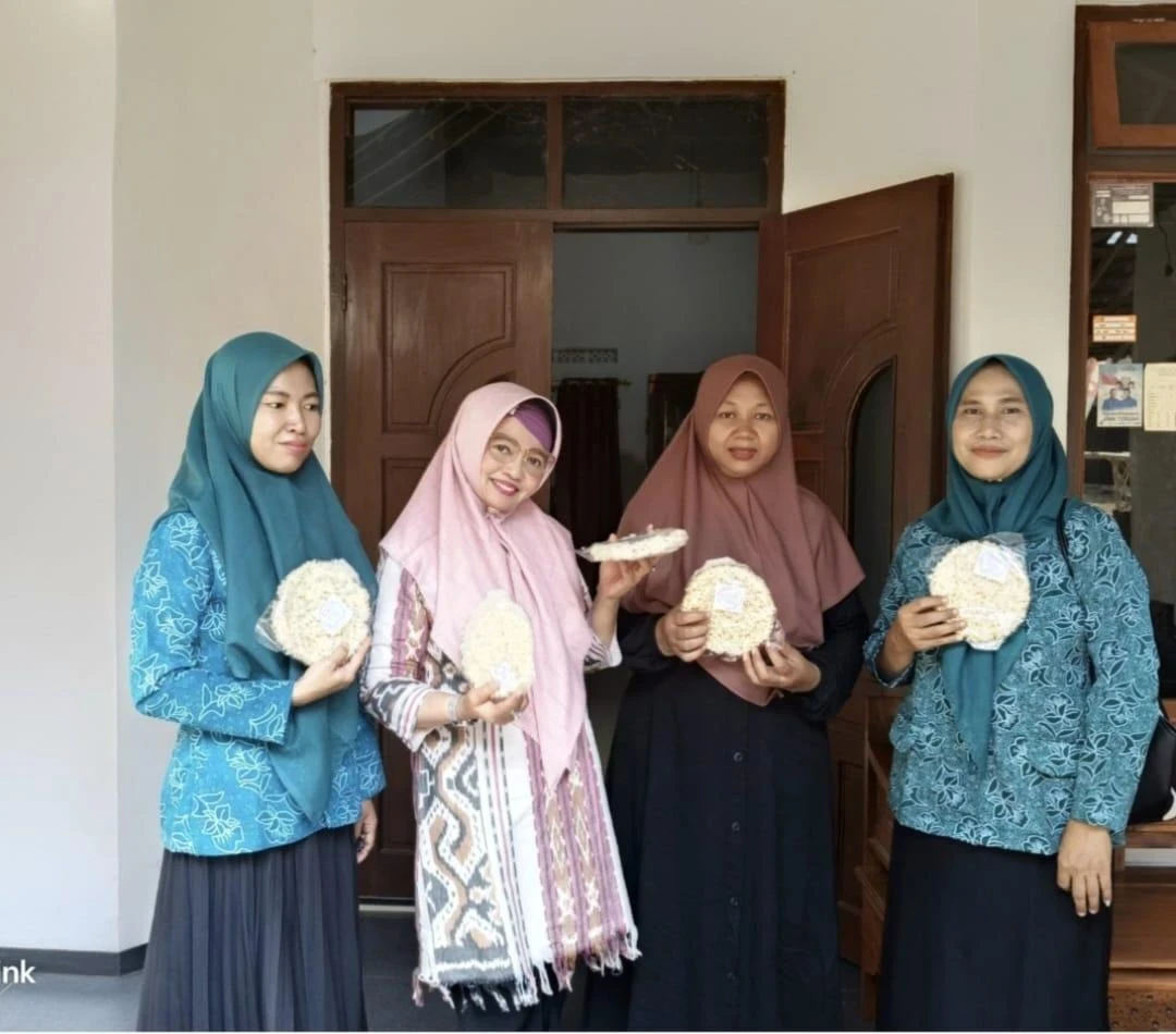 Kunjungan Ketua DEKRANASDA Kecamatan Tahunan di UMKM Renginang Berkah Desa Platar