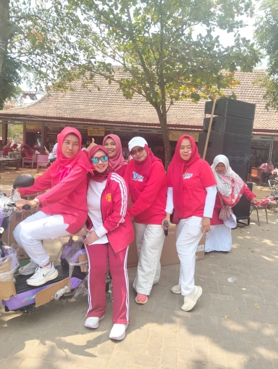 Ketua TP PKK Kecamatan Pakis Aji Raih Hadiah Utama Sepeda Listrik dalam Kegiatan PKK Anti Mager