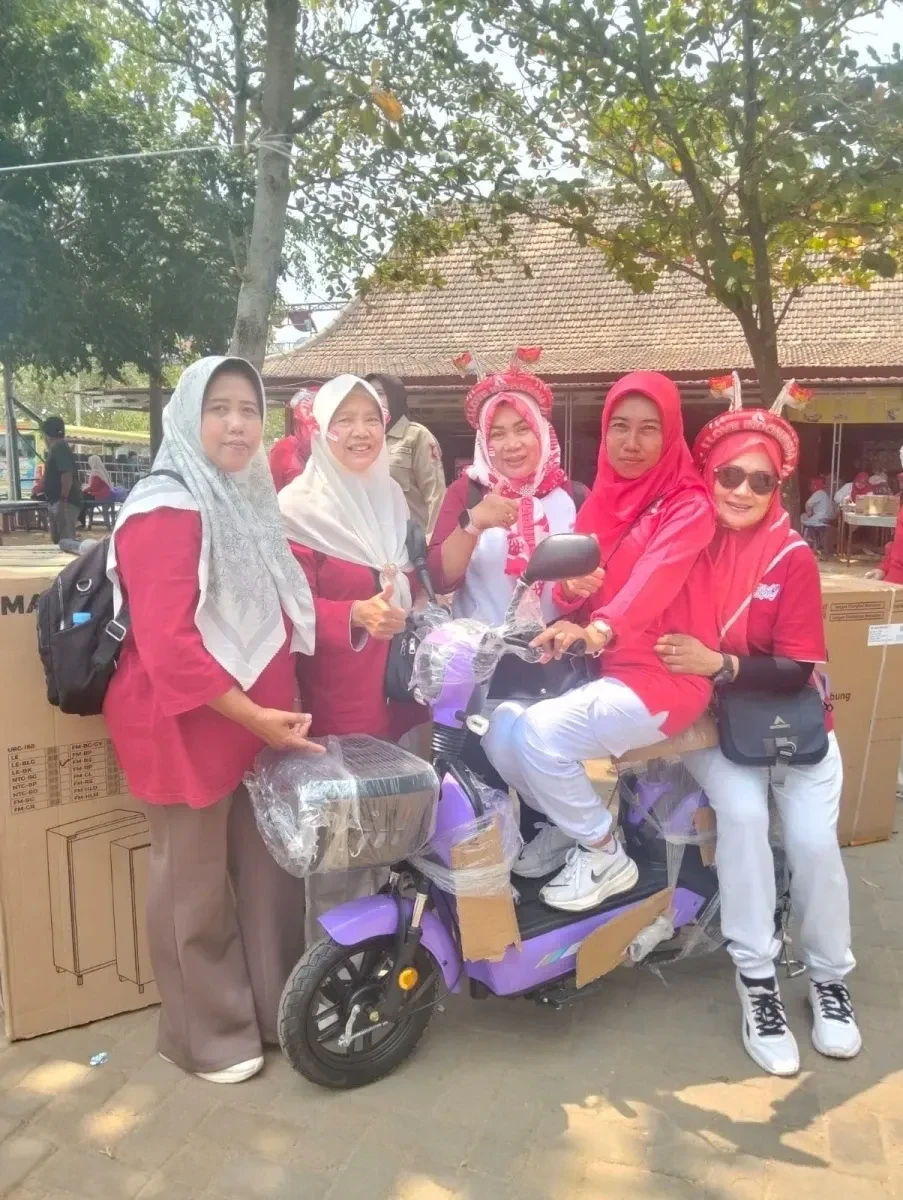 Ketua TP PKK Kecamatan Pakis Aji Raih Hadiah Utama Sepeda Listrik dalam Kegiatan PKK Anti Mager