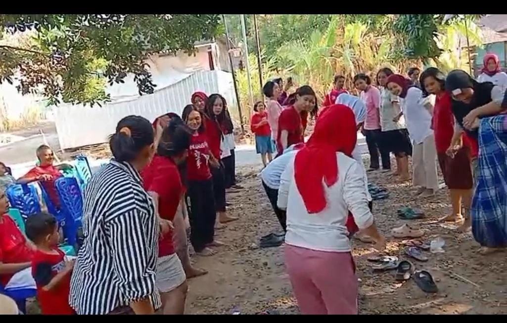 Semarak HUT ke-81 Kemerdekaan RI, PKK RT 01/RW 04 Karanggondang Gelar Lomba Estafet Air dan Kata Bersambung