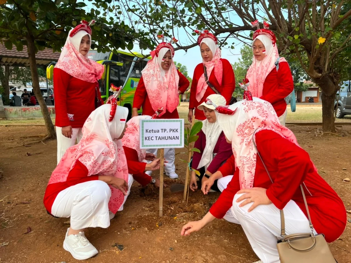 Ketua TP PKK Desa Tahunan Ikuti PKK Anti Mager dan Temu PKK se-Kabupaten Jepara di Pantai Bandengan