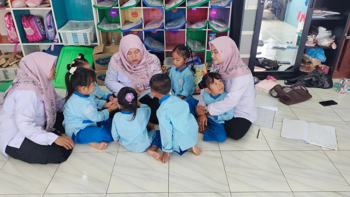 Bu Guru bercerita kancil lolos dari maut. 